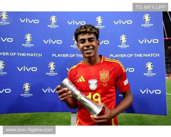 巴黎足球巨星闪耀绿茵场引领球队走向辉煌新时代