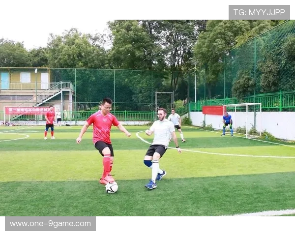 纵观绿茵场上防守核心后腰球星的战术智慧与时代价值